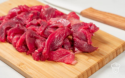 Нарежьте говядину на тонкие полоски.