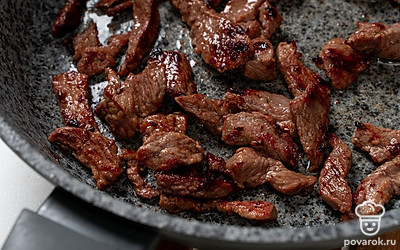 Разогрейте на сковороде 2 столовых ложки растительного масла. Обжарьте мясо в течение 15-20 минут на среднем огне до готовности, регулярно перемешивая. В конце немного посолите говядину по вкусу.