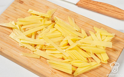 Нарежьте картошку очень тонкой соломкой.