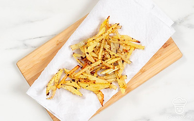 Разогрейте на сковороде оставшееся растительное масло. Обжарьте картошку на среднем огне 10-15 минут до готовности, периодически перемешивая. А затем посолите и выложите картошку на бумажные полотенца, чтобы избавиться от лишнего жира