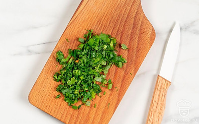 Мелко покрошите и перемешайте зелень укропа, петрушки и зеленого лука.