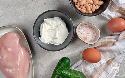 Заранее отварите куриную грудку и яйца, остудите. Яйца очистите от скорлупы. Промойте огурцы и укроп.