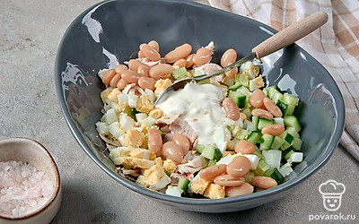 Сделайте салат. В салатницу выложите приготовленные ингредиенты: курицу, яйца, огурцы и фасоль. Посолите по вкусу. Заправьте греческим йогуртом. Аккуратно перемешайте.