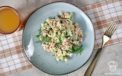 При подаче посыпьте салат рубленым укропом.