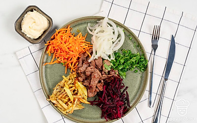 Пропустите чеснок через пресс и смешайте с майонезом. А затем переложите соус в небольшую пиалу. 