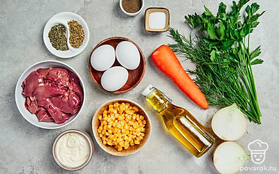 Банку с кукурузой откройте и слейте жидкость. Печень промойте, нарежьте небольшими кусочками. Морковь промойте, очистите от кожуры и натрите на средней терке. Репчатый лук очистите от шелухи, помойте и мелко нарежьте. Петрушку и укроп промойте и обсушите бумажным полотенцем, мелко нарежьте. Яйца отварите вкрутую, залейте холодной водой и очистите от скорлупы. Затем нарежьте небольшими кубиками. Маслины разрежьте пополам.