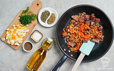 Обжарьте овощи и печень. Поставьте сковороду на средний огонь, добавьте масло и выложите лук и морковь. Обжарьте в течение 5 минут. Затем добавьте печень и обжаривайте 5-7 минут. Добавьте соль, базилик, орегано и перемешайте. Снимите с огня и остудите.