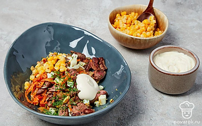 Приготовьте салат. Остывшую куриную печень с луком и морковью выложите в салатник. Добавьте кукурузу, яйца, петрушку и укроп. Посолите, заправьте майонезом и перемешайте.