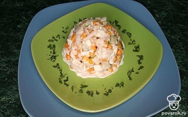 Аппетитный салат с кальмаром и курицей — Рецепт с фото