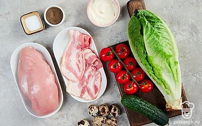 Куриное филе достаньте заранее из морозильной камеры. Помидоры черри и листья салата промойте и обсушите бумажными полотенцами. Огурцы помойте и отрежьте хвостики. Помидоры черри нарежьте пополам. Огурцы нарежьте полукруглыми дольками. Листья салата порвите руками на крупные кусочки. Перепелиные яйца отварите в течение 5 минут, остудите в холодной воде, очистите от скорлупы и разрежьте пополам.