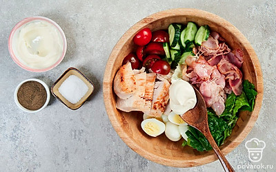 Приготовьте салат. В салатник выложите листья салата, перепелиные яйца, затем свежие огурцы, помидоры черри и кусочки курицы. Добавьте поджаренный бекон, заправьте салат майонезом, посолите, поперчите по вкусу и перемешайте.