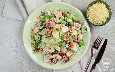 Перед подачей посыпьте салат с курицей и беконом тертым пармезаном.