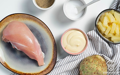 Куриную грудку тщательно промойте и очистите от пленки. Затем сварите мясо в подсоленной воде до готовности. Корень сельдерея вымойте и очистите от кожуры. Зелень для подачи сполсоните и обсушите.