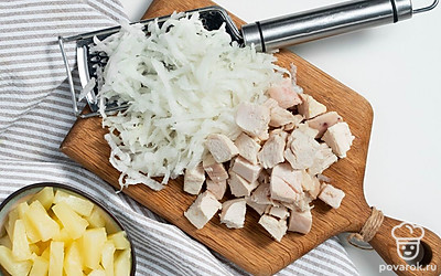 Подготовьте ингредиенты. Куриную грудку остудите, нарежьте мелкими кубиками. Сельдерей натрите на средней терке. Ананас извлеките из банки, стряхните сироп и нарежьте кубиками.
