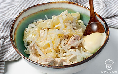 Приготовьте салат. Курицу, сельдерей и ананас переложите в глубокую миску, перемешайте. Готовое блюдо заправьте майонезом, посолите и поперчите по вкусу, снова хорошо перемешайте.