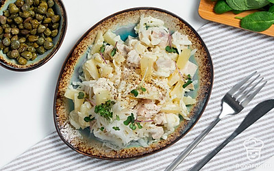 Салат с курицей и корнем сельдерея подайте к столу порционно. Чтобы блюдо смотрелось еще интереснее, украсьте его ананасом и петрушкой. Листья зелени отделите от веточек и выложите по кругу салата. Ломтик ананаса нарежьте кубиками или треугольниками, уложите в середину блюда.