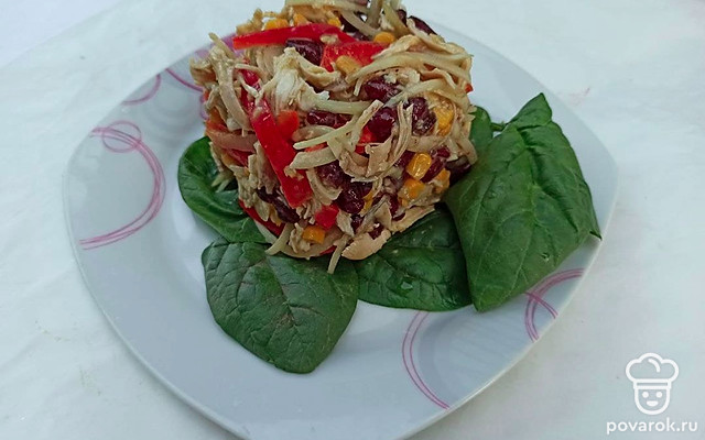 Домашний салат с куриным филе, фасолью и кукурузой — Рецепт с фото