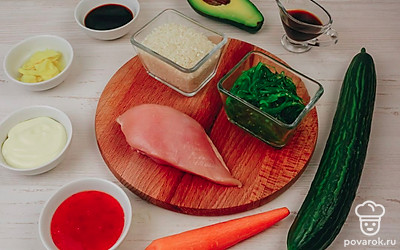 Помойте овощи, почистите морковь, проверьте все необходимые ингредиенты, подготовьте рабочую поверхность. Заранее отварите рис.