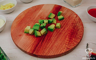 Очистите авокадо от шкурки и нарежьте кубиками.