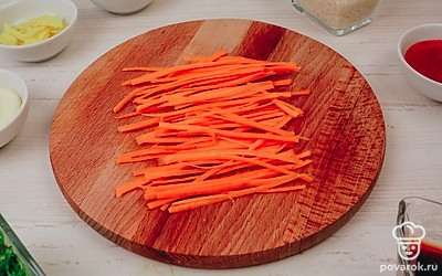 Морковь нарежьте соломкой.