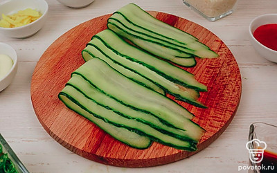 Огурцы нарежьте тонкими пластинками.