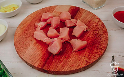 Курицу нарежьте кубиками среднего размера.