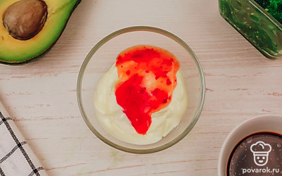 Приготовьте соус для поке: в миске смешайте майонез и сладкий чили-соус.