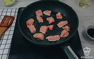 Разогрейте сковороду, добавьте растительное масло, а затем переложите на сковороду курицу.