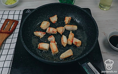 Обжарьте курицу в течение 4-5 минут.