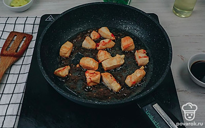 Аккуратно влейте на сковороду 30 мл соуса терияки и обжарьте курицу до готовности еще 2-3 минуты.