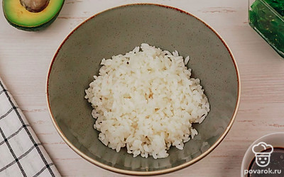 Отварной рис выложите в глубокую миску.