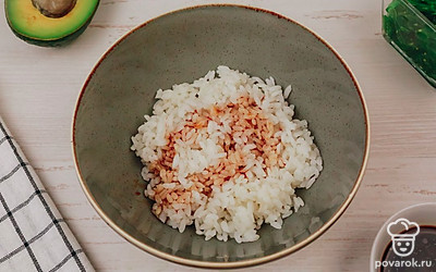 Добавьте к рису соевый соус и 50 мл соуса терияки.