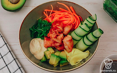 В центр между овощами выложите курицу терияки.