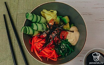 Подавайте поке с курицей терияки, украсив тонко нарезанным листом нори и кунжутом.