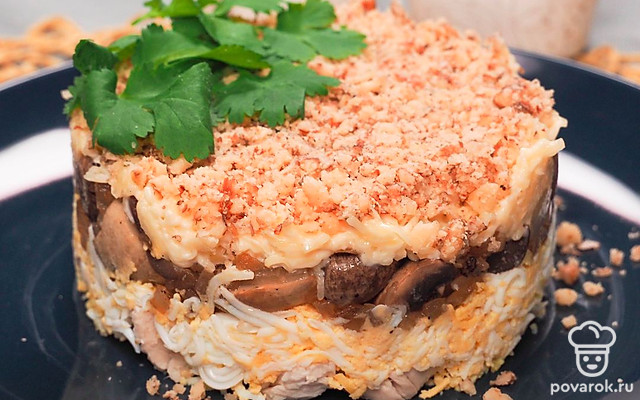 Салат с курицей, жареными грибами и сыром — Рецепт с фото
