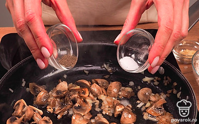 Приготовьте шампиньоны. Затем разогрейте сковороду с растительным маслом и обжарьте лук и грибы в масле 5-7 минут. Посолите и поперчите. Остудите.