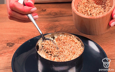 Сформируйте салат. Выложите салат слоями: курица, яйца, грибы с луком, сырная смесь и орехи.