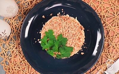 Салат с жареными грибами и сыром украсьте свежей зеленью.