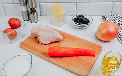 Чернослив ополосните и просушите бумажным полотенцем. Яйца сварите вкрутую: положите их в холодную воду и варите 8 минут после закипания. Готовые яйца опустите в ледяную воду и очистите. Чтобы яйца не вытекали при варке, добавьте 0,5 ч.л. соли в воду. Чтобы яйца лучше чистились, резко опустите их в ледяную воду. Приготовьте куриное филе: выложите его в кастрюлю, залейте холодной водой, посолите и поставьте кастрюлю на огонь. Доведите до кипения и варите 15 минут до готовности. Готовое филе достаньте из кастрюли, остудите.