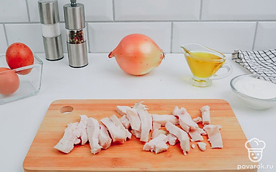 Вареное куриное филе нарежьте ломтиками.