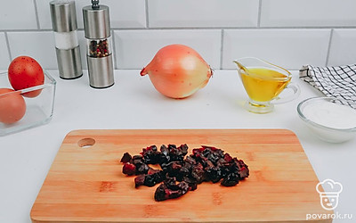 Чернослив порубите мелко.