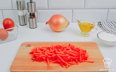 Морковь натрите на крупной терке или нарежьте соломкой.