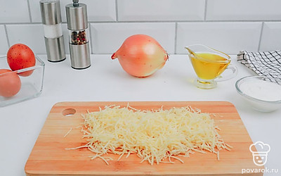 Сыр натрите на мелкой терке.