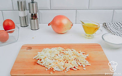 Яйца нарежьте мелким кубиком или натрите на мелкой терке.