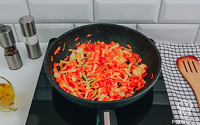 Разогрейте сковороду с растительным маслом. Обжарьте лук и морковь 4-5 минут на среднем огне. В конце посолите и поперчите по вкусу.