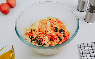 Соберите салат: в глубокую миску выложите все ингредиенты, добавьте майонез, соль и перец по вкусу. Тщательно перемешайте. Салат готов.