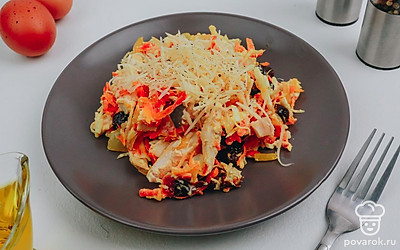 Подавайте салат на порционных тарелках, украсив щедрой горстью мелко нарубленной свежей зелени и дополнительной порцией сыра.