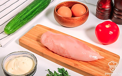 Помойте огурец и помидор. Куриные яйца отварите вкрутую и очистите. Налейте воду в ковшик или кастрюлю, посолите и поставьте нагреваться.