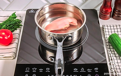 Опустите в кипящую воду куриное филе и варите его 15-20 минут до готовности.