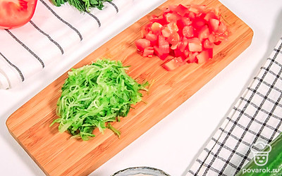 Натрите огурец на мелкой терке. Помидор нарежьте маленькими кубиками.